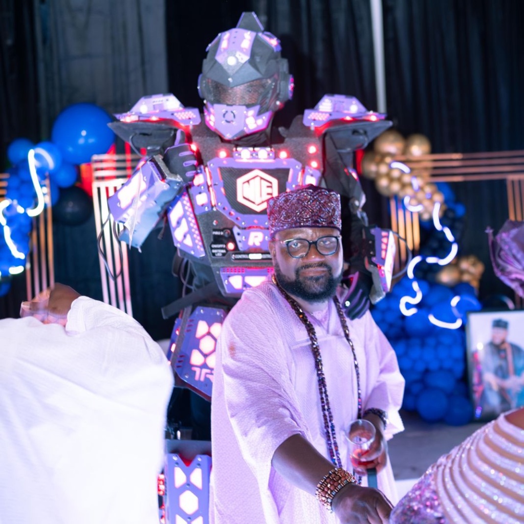 DANCING ROBOT​ BY DJ AK 21